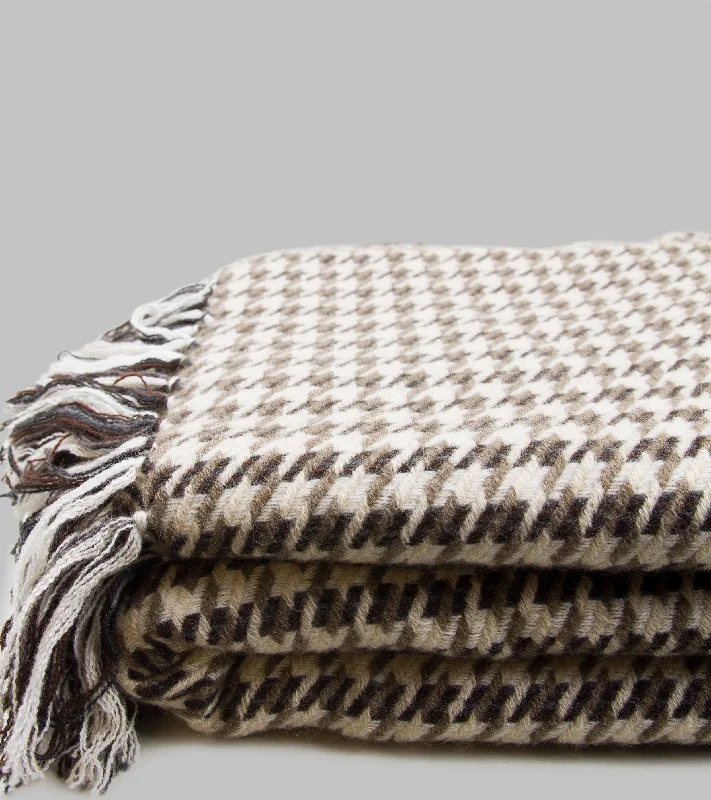 Linen blankets with a rustic and textured look19 andrea's 47 Plaid Blanket Marrone