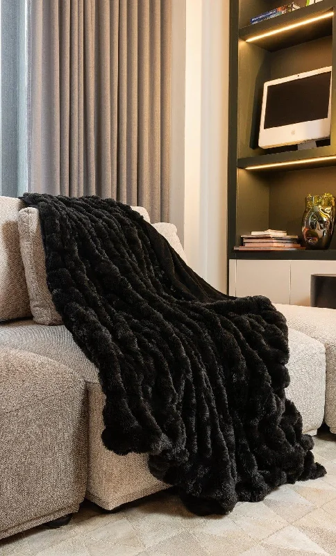 Linen blankets with a rustic and textured lookBlack Faux Fur Throw Blanket