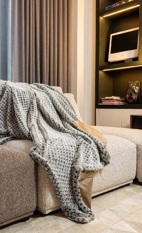 Cotton blankets for breathability and a lightweight feelCocoa & Grey Lynx Faux Fur Blanket