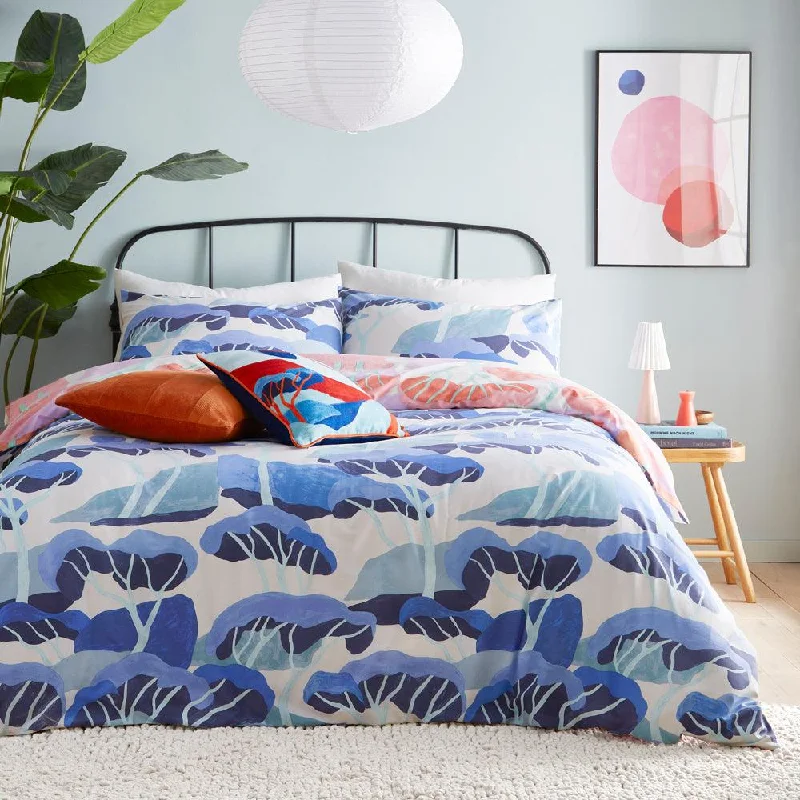 Silk duvet covers for a smooth and elegant touchD'Azure Abstract Duvet Cover Set