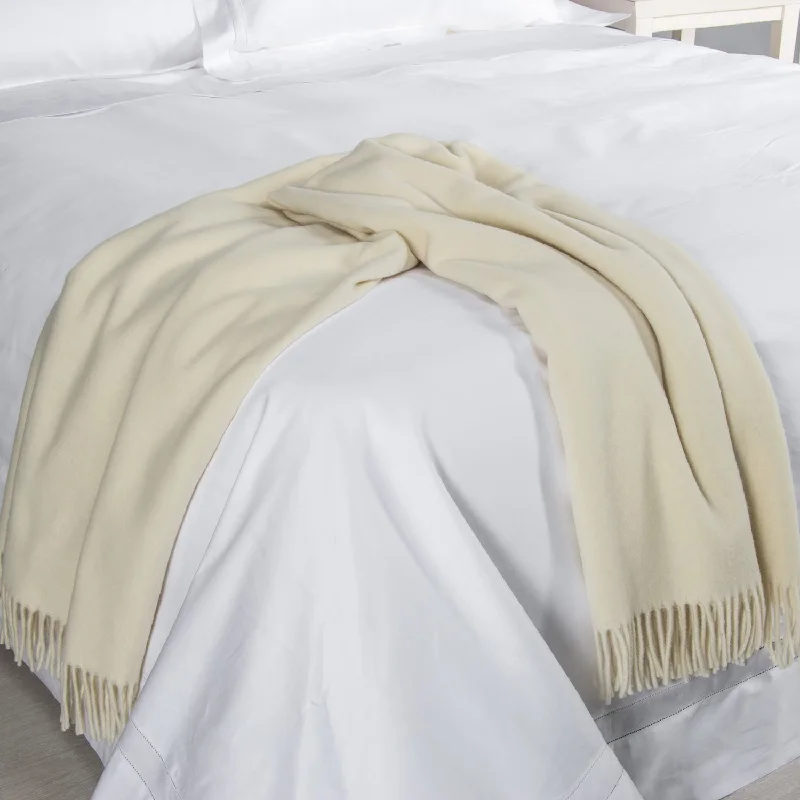 Chenille blankets with a thick and fuzzy textureFrette Kent Throw