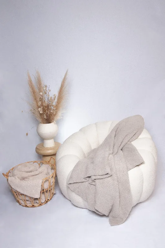 Linen blankets with a rustic and textured lookGreige Solid Double Layered Throw