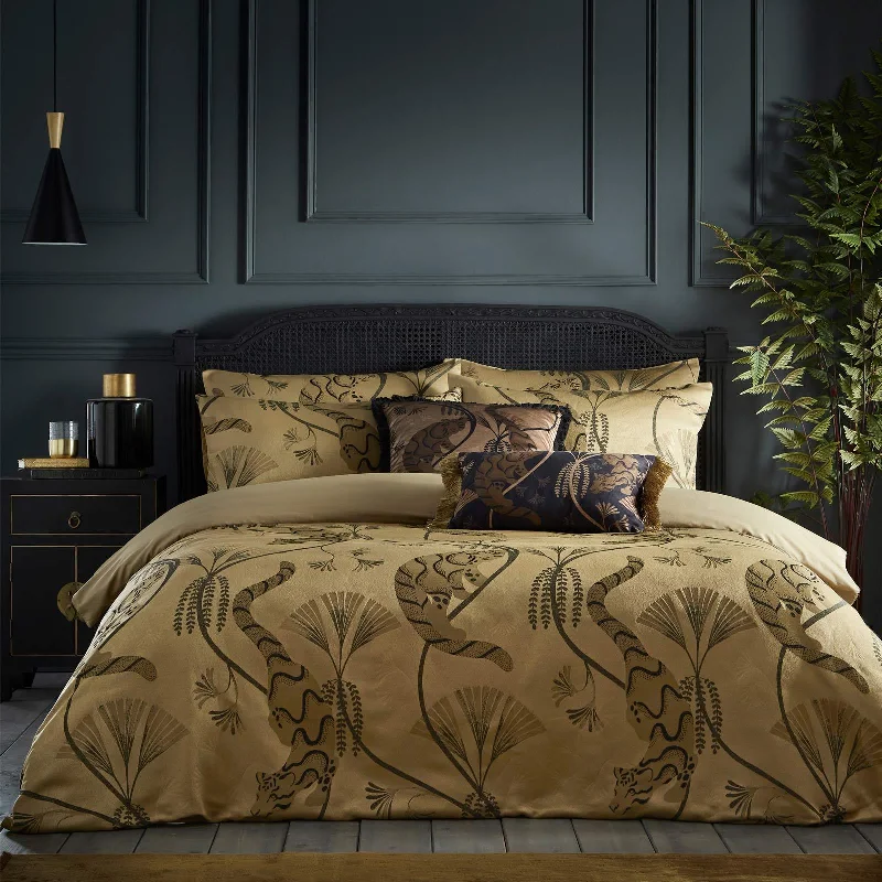 Light - blocking duvet covers for a better sleep during the dayMoondusk Exotic Animal Jacquard Gold Duvet Cover Set